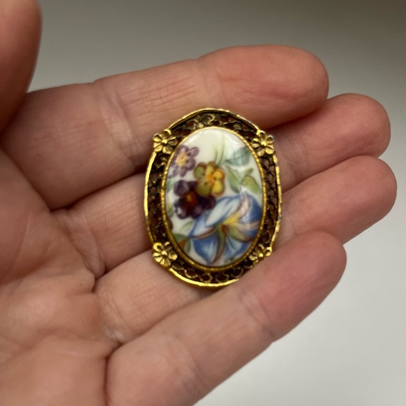 Vintage Hand-Painted Porcelain Brooch | Floral Oval Pin | Gold Filigree Frame - Picture 4 of 7